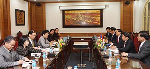 Deputy Minister Vuong Duy Bien working with Deputy Minister of Ministry of Information, Culture and Tourism of Laos