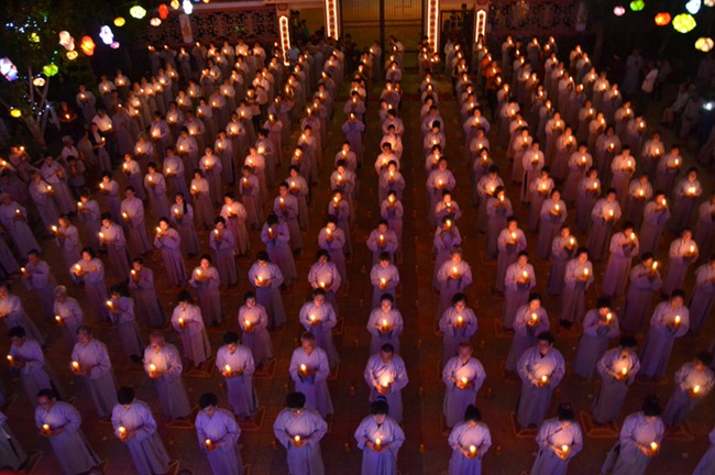 Long An: Rực rỡ Hoa Đăng Vía Phật Di Đà tại Ni viện Long Hoa